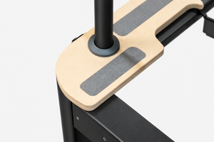 ALLORO Reformer Black Edition – Detail Holzplattform und schwarzer Rahmen