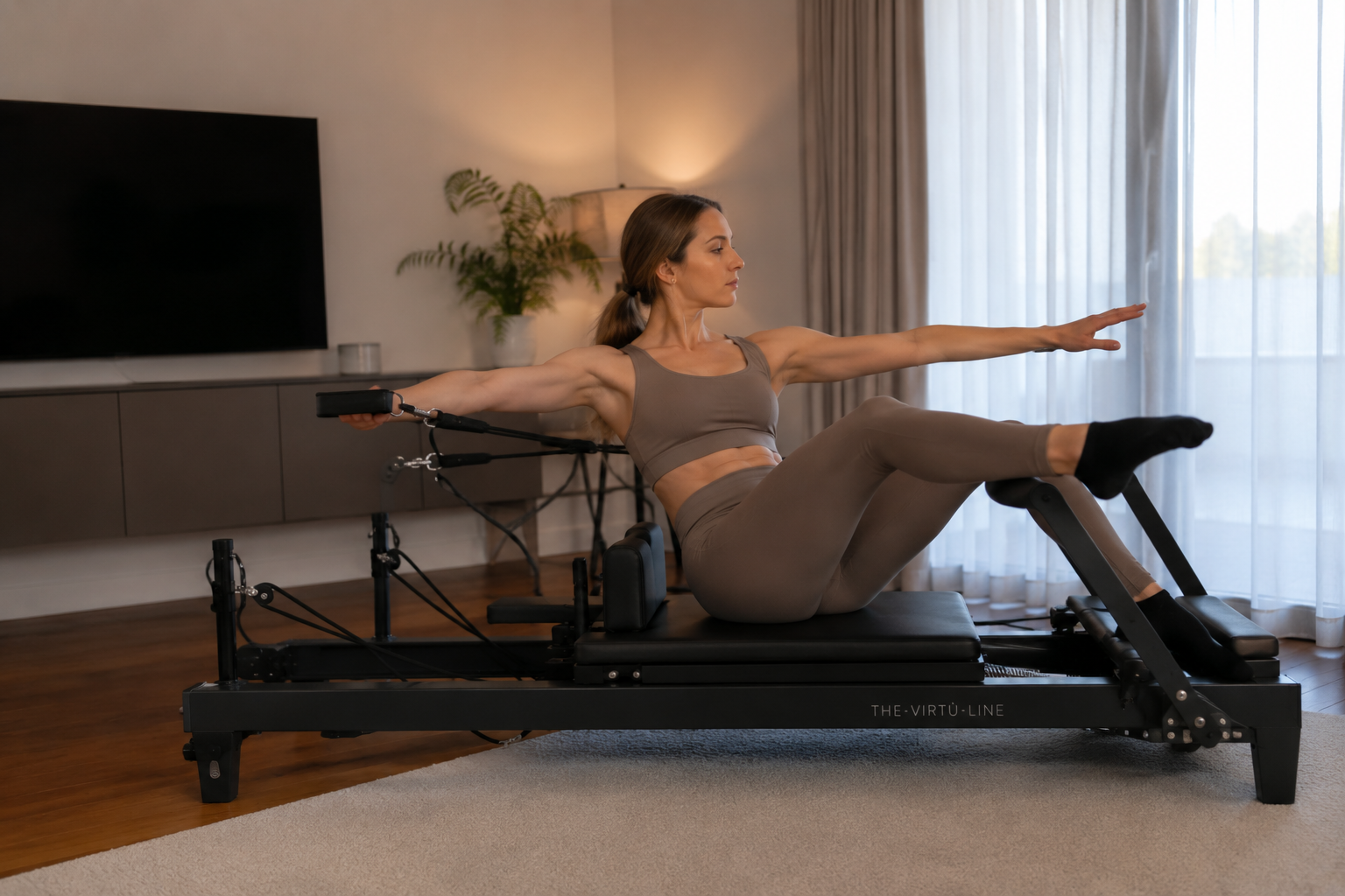 Pilates-Reformer im Wohnzimmer aufgestellt – Reformer für Zuhause