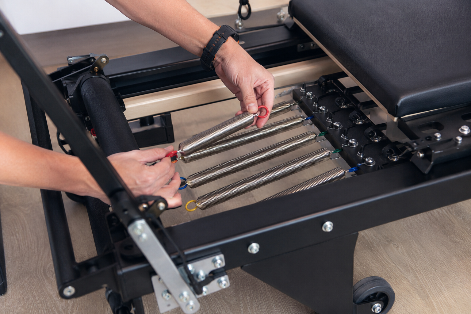 Federwechsel an einem Pilates-Reformer von The Virtù Line