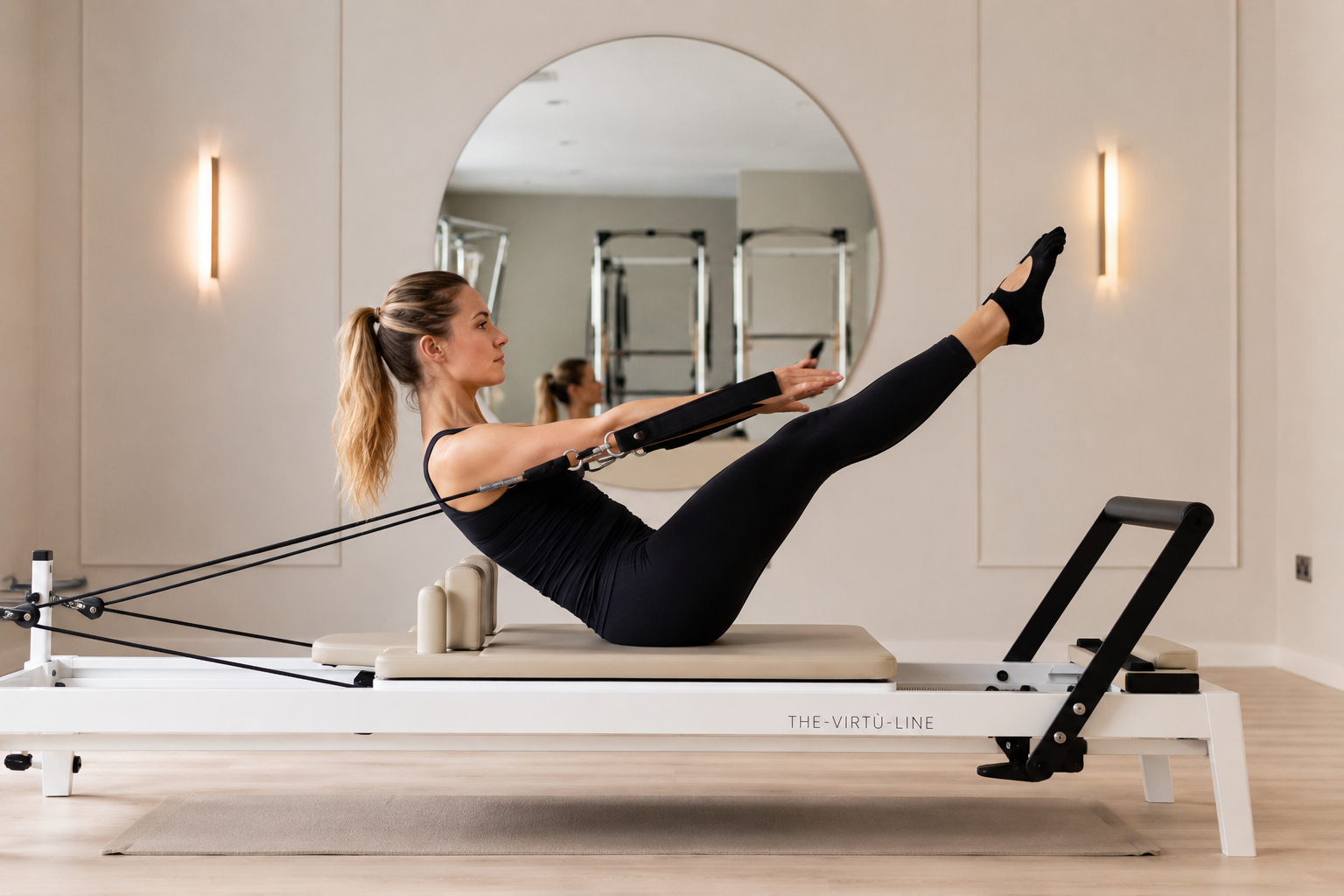 Pilates-Reformer im hellen Studio – Reformer-Pilates und seine belegten Effekte