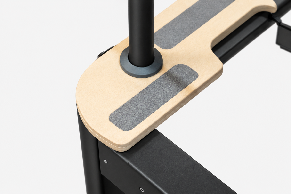 ALLORO Reformer Black Edition – Detail Holzplattform und schwarzer Rahmen